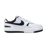 Championes Nike modelo Gamma Force, de diseño urbano con base blanca y detalles en negro. Presentan una silueta clásica con capas superpuestas, logo Swoosh lateral y suela de goma con plataforma.