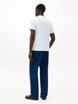 Remera de manga corta Tommy Hilfiger, color celeste, con cuello redondo y logo de la marca estampado en el centro del pecho.