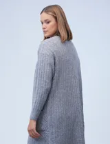 Cardigan largo tejido de punto color celeste, marca Elle, con bolsillos delanteros.