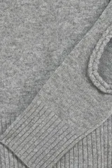 Sweater gris de tejido de punto liso con abertura en los codos.