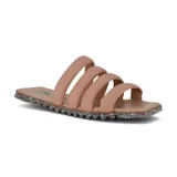 Sandalias bajas color rosa con tiras anchas y suela con textura brillante multicolor.