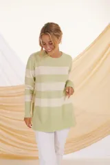 Sweater de punto color verde claro con rayas horizontales anchas color crema, de corte holgado y mangas largas.