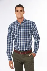 Camisa de hombre a cuadros azules y blancos, de manga larga, con cuello abotonado y corte regular.