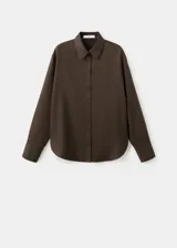 Camisa de lyocell color marrón oscuro, con mangas largas y cierre frontal de botones.