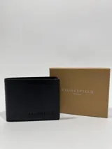 Billetera clásica para hombre confeccionada en cuero negro con textura granulada y logo de la marca grabado en el frente.