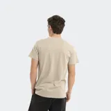 Remera color beige de manga corta con cuello redondo y logo Reef bordado en el pecho.
