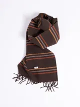 Bufanda de tejido suave en color marrón chocolate con diseño de rayas horizontales en tonos naranja, beige y gris. Presenta terminaciones con flecos en los extremos.