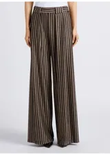 Conjunto brillante de pantalón palazzo y musculosa negra.