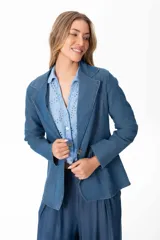 Blazer celeste de jean liviano, con solapas y bolsillos frontales.