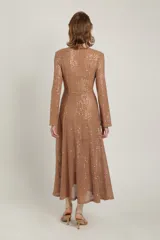 Vestido largo de crochet rojo con lentejuelas, escote en V profundo con detalle de cuerdas en el pecho y manga larga.