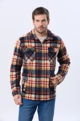 Campera polar de hombre con estampa a cuadros en tonos neutros y azules, confeccionada con tejido polar suave. Presenta cierre frontal, cuello camisero, bolsillos con solapa en el pecho y calce cómodo.