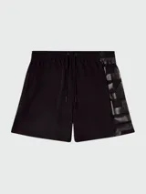Short de baño negro con cordón ajustable en la cintura y logo vertical grande de Diesel en blanco en el lateral derecho.