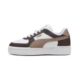 Championes urbanos Puma modelo CA Pro Classic II, con diseño de corte bajo y suela de plataforma. Presenta una combinación de colores blanco, marrón oscuro y rosa viejo, con el logo de la marca en dorado en el lateral y en la entresuela.