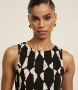 Vestido evasé midi, sin mangas, con escote redondo, recorte en la cintura y estampado geométrico con efecto blur.