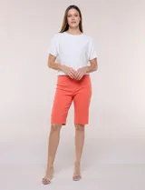 Bermuda entallada color naranja, de corte clásico tipo sastrero, con pretina ancha elastizada y detalles de herrajes en el ruedo.