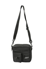 Morral de diseño compacto en color negro, con correa ajustable y extraíble. Cuenta con múltiples compartimentos frontales con cierre y un bolsillo pequeño con solapa, además de una etiqueta decorativa con texto.