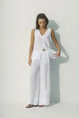 Blusa blanca sin mangas con escote en V y abertura frontal.