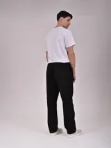 Pantalón negro de corte recto con cintura elástica ajustable con cordón.