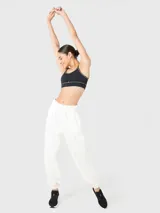 Top deportivo negro con breteles finos regulables que se cruzan en la espalda, detalle de ribete blanco y almohadillas removibles.