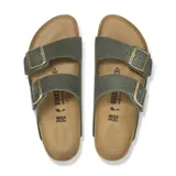 Sandalia tipo Birkenstock modelo Arizona, color verde oliva, con dos correas ajustables con hebillas metálicas doradas, plantilla anatómica de corcho y suela de goma negra.