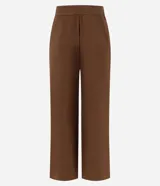 Pantalón de sastre color marrón, de corte recto, con rayas verticales finas y piping contrastante en los laterales. Confeccionado en viscosa certificada.