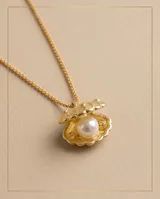 Collar de bronce con cadena fina dorada y dije en forma de ostra marina abierta que contiene una perla en su interior.