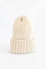 Gorro unisex tejido a mano en punto elástico con lana merino uruguaya color crudo.