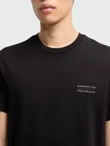 Remera de jersey de algodón color negro, con cuello redondo y logo de la marca estampado en el pecho.