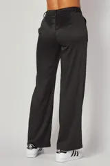 Pantalón de vestir de corte recto confeccionado en satén negro, con cintura de tiro alto, cierre frontal con botón y bolsillos laterales.