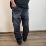Pantalón de jean corte mom en color negro, de tiro medio y ajuste holgado en las piernas.