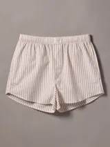 Short de pijama de corte regular confeccionado en popelina de algodón transpirable. Presenta cintura elástica con insignia de logotipo de Calvin Klein en la parte delantera y bolsillos laterales.