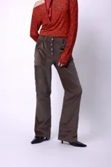 Pantalón wide leg color ladrillo de tela texturizada con cierre de botones.