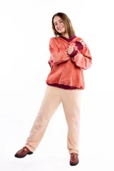Buzo de algodón y cáñamo color beige con efecto lavado, escote en V y diseño con cortes estructurales en cuerpo y mangas. Presenta puños y cintura tejidos en tono contrastante.