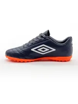 Championes de fútbol Umbro Classic II TF, color negro con detalles en verde neón. Capellada de cuero sintético y suela de goma con tapones para césped artificial.