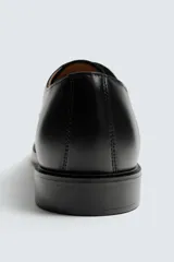 Zapato de vestir tipo derby fabricado en piel, con horma cuadrada, cierre de cordones y suela con ligero tacón.
