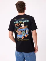 Remera negra de corte regular con estampa gráfica colorida en la espalda que muestra personajes caricaturizados en un vehículo, con texto alusivo a la marca.