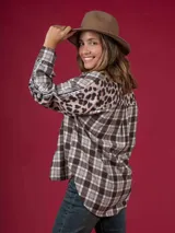 Camisa marrón a cuadros con canesú de animal print y mangas largas con detalles bordados.