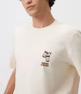 Remera masculina de algodón en color beige, con cuello redondo, mangas cortas y estampa localizada en el pecho con ilustración de vasos y texto.