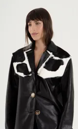 Blazer amplio de cuero vacuno color negro con detalles en cuero de vaca blanco y negro en cuello y solapas.