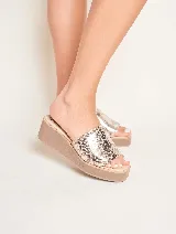 Sandalia de cuero color dorado con textura de piel de serpiente, con faja ancha sobre el empeine con elástico interno, suela de microporosa de alta densidad, taco de 5 cm y plataforma de 2 cm.