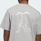 Remera de manga corta Adidas Originals en colaboración con Mark Gonzales, de color gris y ajuste holgado. Cuenta con diseño estampado en el frente y en la espalda.