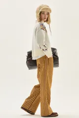 Sweater de cuello redondo con diseño de jacquard floral en cuerpo y mangas, confeccionado en tejido de punto con terminaciones acanaladas en puños y ruedo.