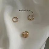 Set de tres anillos dorados de diferentes diseños.