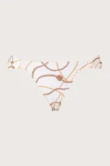 Calzón de bikini blanco con estampado de cadenas doradas y marrones, con laterales fruncidos y cobertura pequeña.