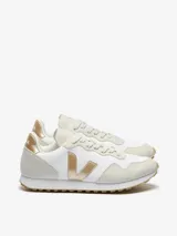 Championes Veja modelo SDU, confeccionados en Alveomesh blanco con paneles de gamuza vegana y detalles en color platino. Presentan el logo de la marca en el lateral, cierre con cordones y suela de caucho.