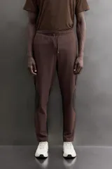 Pantalón de entrenamiento slim fit Zara Athleticz color negro, confeccionado en tejido técnico ligero y elástico con estructura combinada a contraste. Cuenta con cintura elástica ajustable con cordón, bolsillos frontales y trasero con cierre de cremallera, y bajo ajustable con cremallera en los laterales.