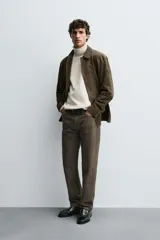 Pantalón de corte regular fit confeccionado en tejido ligero de algodón color marrón. Presenta diseño clásico de cinco bolsillos, cierre frontal con cremallera y botón metálico.