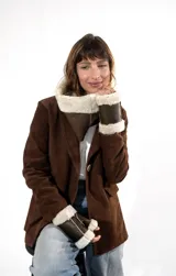 Set de accesorios de invierno compuesto por un cuello envolvente y un par de mitones, confeccionados en cuero napalan reversible con interior de piel sintética en color crudo.