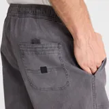 Pantalón de corte relajado color gris con efecto desgastado, confeccionado en tejido Bedford elástico. Cuenta con cintura elástica con cordón ajustable y bolsillos frontales tipo parche.