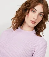 Blusa de punto color lila con cuello alto y manga larga, de diseño entallado con textura de punto diferenciado.
